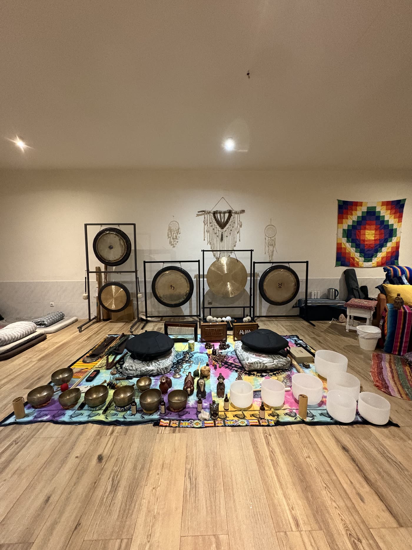 Gongs, cuencos de cuarzo y cuencos tibetanos preparados para el baño de sonido