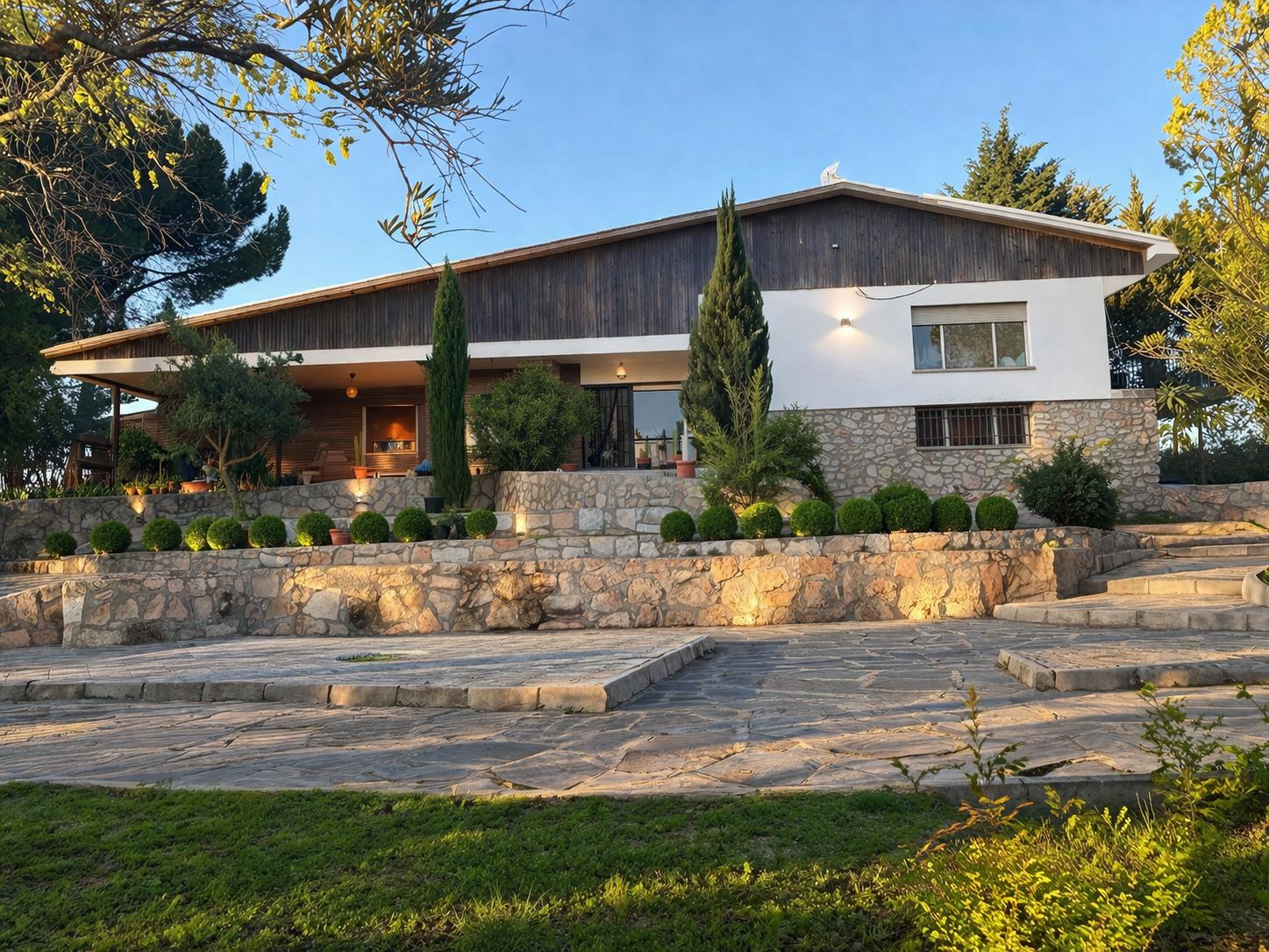 La casa del retiro entre piedra, olivos y cipreses a una hora de Madrid